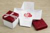 cod - 1157
Invitatie de nunta in forma de cub din 
carton alb cu ornament in relief 
accesorizata cu 2 inimi si panglica.
Capacul este grena cu ornament
Pretul contine TVA
iar inscriptionarea este de 0,70 lei/buc
