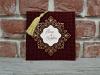 cod - 5596
Invitatie de nunta din carton crem 
accesorizata cu ciucure.
Plicul este tip buzunar cu fereastra din
catifea grena cu ornament auriu.
Pretul contine plic, TVA 
iar inscriptionarea este de 0,58 lei/buc
Montajul este optional = 0,30 lei/buc  
