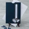 Cod - 5108
Invitatie de nunta din carton alb in suport
bleumarin cu ornament argintiu.
Plicul este alb.
Pretul contine plic, TVA
iar inscriptionarea este de 0,70 lei/buc
Montajul este optional = 0,30 lei/buc